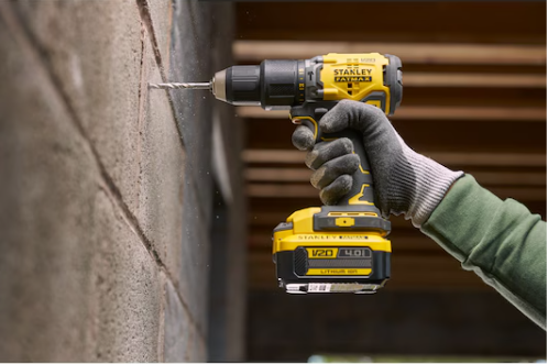 Batería Stanley FATMAX V20 del kit SFMCB14M1-QW mostrada en taladro
