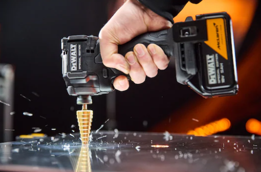Atornillador de impacto DeWalt McLaren atornillando una fijación metálica