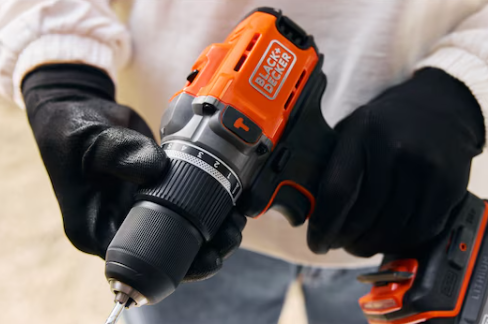 Detalle de portabrocas del taladro BLACK+DECKER BCD383D2XK-QW