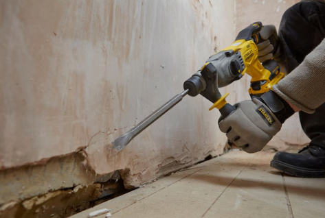 Martillo STANLEY FATMAX SFMCH900M22-QW cincelando una pared
