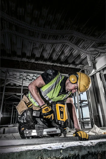 CLAVADORA DE GAS C5 DEWALT