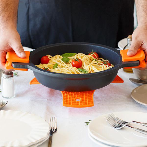 Juego de dos asas de silicona BRA Efficient de 24 a 32 cm — ejemplo de uso (A284004); alimentos y otros utensilios no incluidos