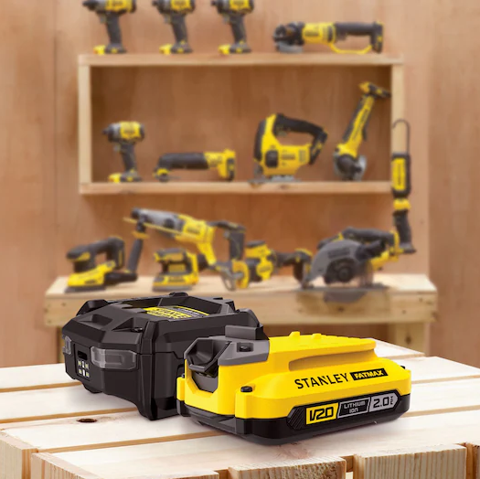 Batería V20 2 Ah y cargador STANLEY FATMAX SFMCB10D1-QW en banco de trabajo