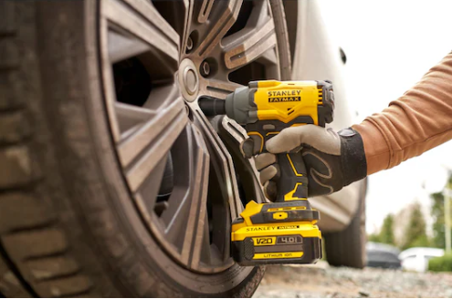 Llave de impacto Stanley SFMCF920B-XJ en una rueda