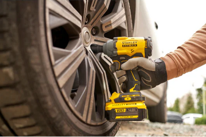 Llave de impacto Stanley SFMCF920B-XJ en una rueda