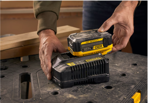Batería Stanley FATMAX V20 sobre cargador SFMCB14M1-QW
