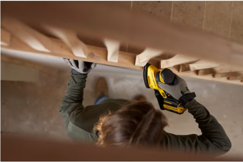 Lijadora de detalle STANLEY FATMAX SFMCW221D1S-QW trabajando bajo mueble