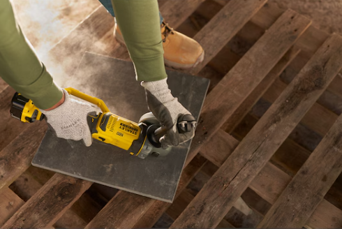 Amoladora Stanley SFMCG400M2K-QW cortando metal