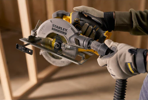 Sierra circular Stanley SFMCS500B-XJ con aspiración conectada