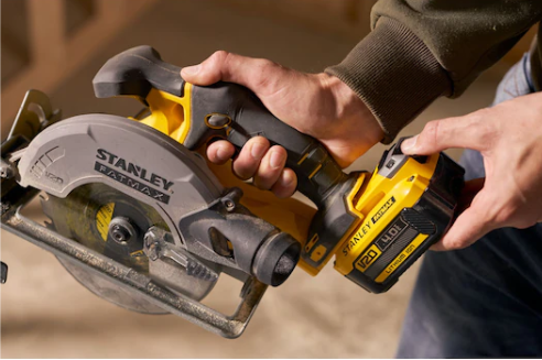 Montaje de batería mostrado en sierra Stanley SFMCS500B-XJ