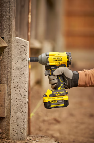 Llave Stanley SFMCF920B-XJ trabajando sobre hormigón