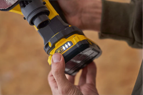 Extracción de batería V20 de lijadora STANLEY FATMAX SFMCW221D1S-QW