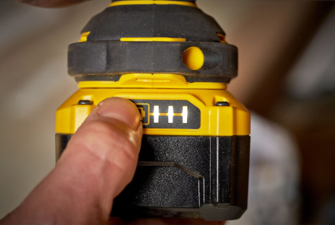 Indicador de batería en uso con llave Stanley SFMCF920B-XJ