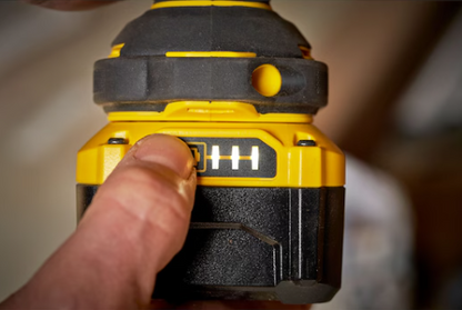 Indicador de batería en uso con llave Stanley SFMCF920B-XJ