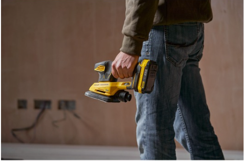 Lijadora STANLEY FATMAX SFMCW221D1S-QW transportada por usuario