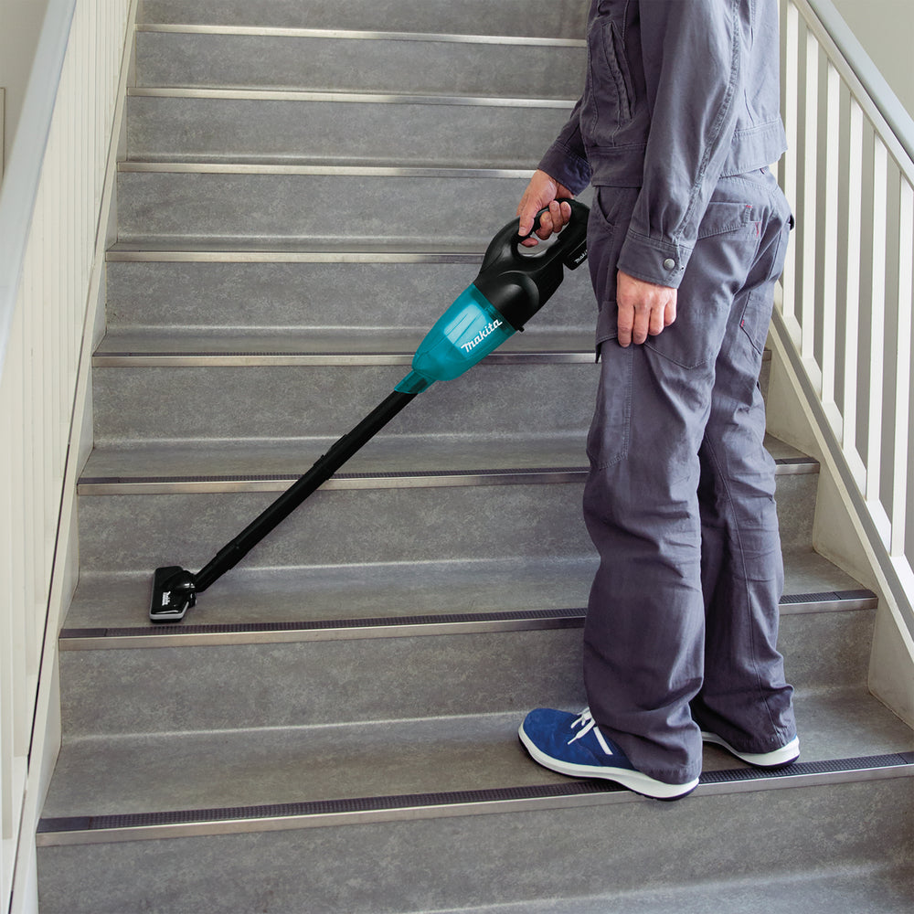 Aspirador Makita DCL180ZB limpiando escaleras