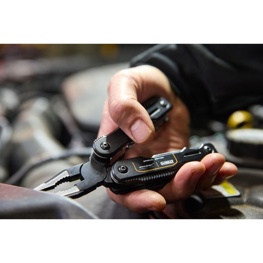 DeWalt McLaren DWHT71844-9 utilizada en un trabajo mecánico