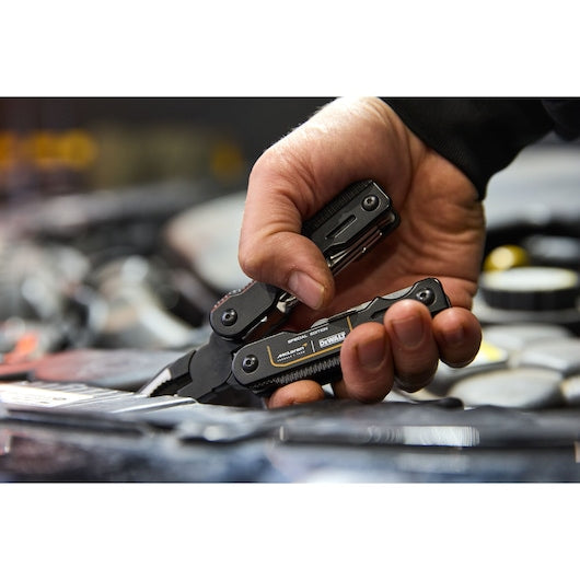 Alicates de la multiherramienta DeWalt McLaren en uso en taller