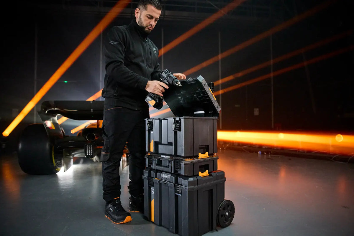 Torre DeWalt McLaren TSTAK DWST60452-1 en un taller