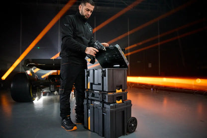 Torre DeWalt McLaren TSTAK DWST60452-1 en un taller