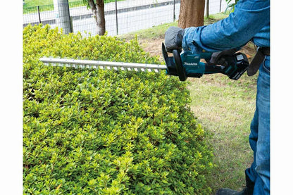 Cortasetos Makita DUH606 en uso en un seto, vista 3