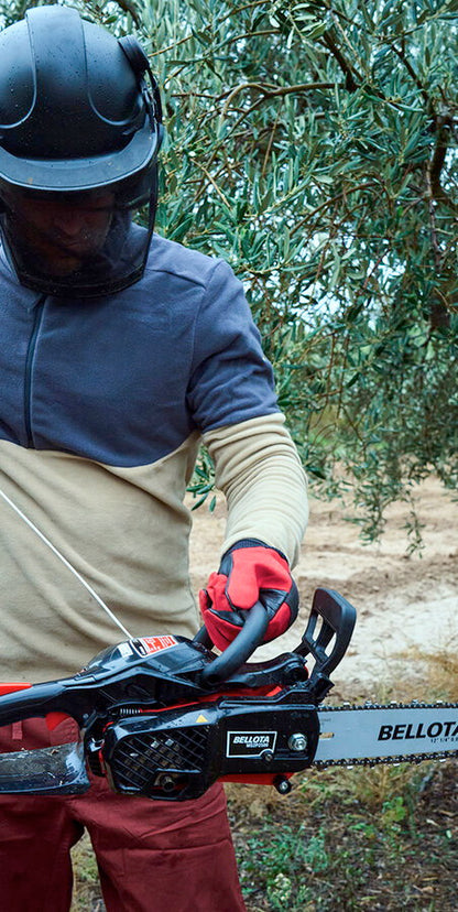 Manejo de la motosierra Bellota MS2P2500E en un olivar