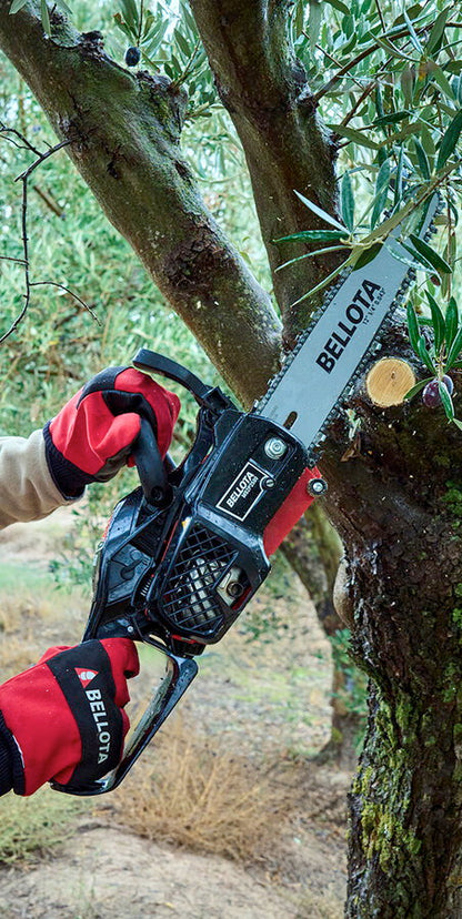 Motosierra Bellota MS2P2500E durante la poda de un olivo